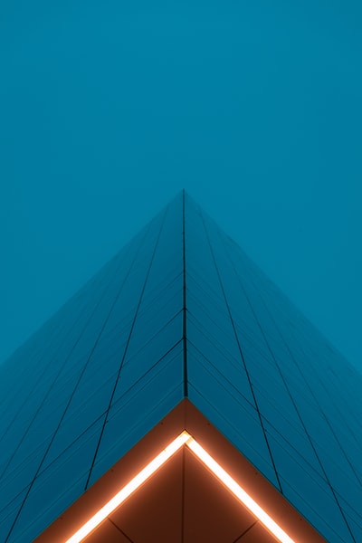 蓝天下的蓝橙色建筑